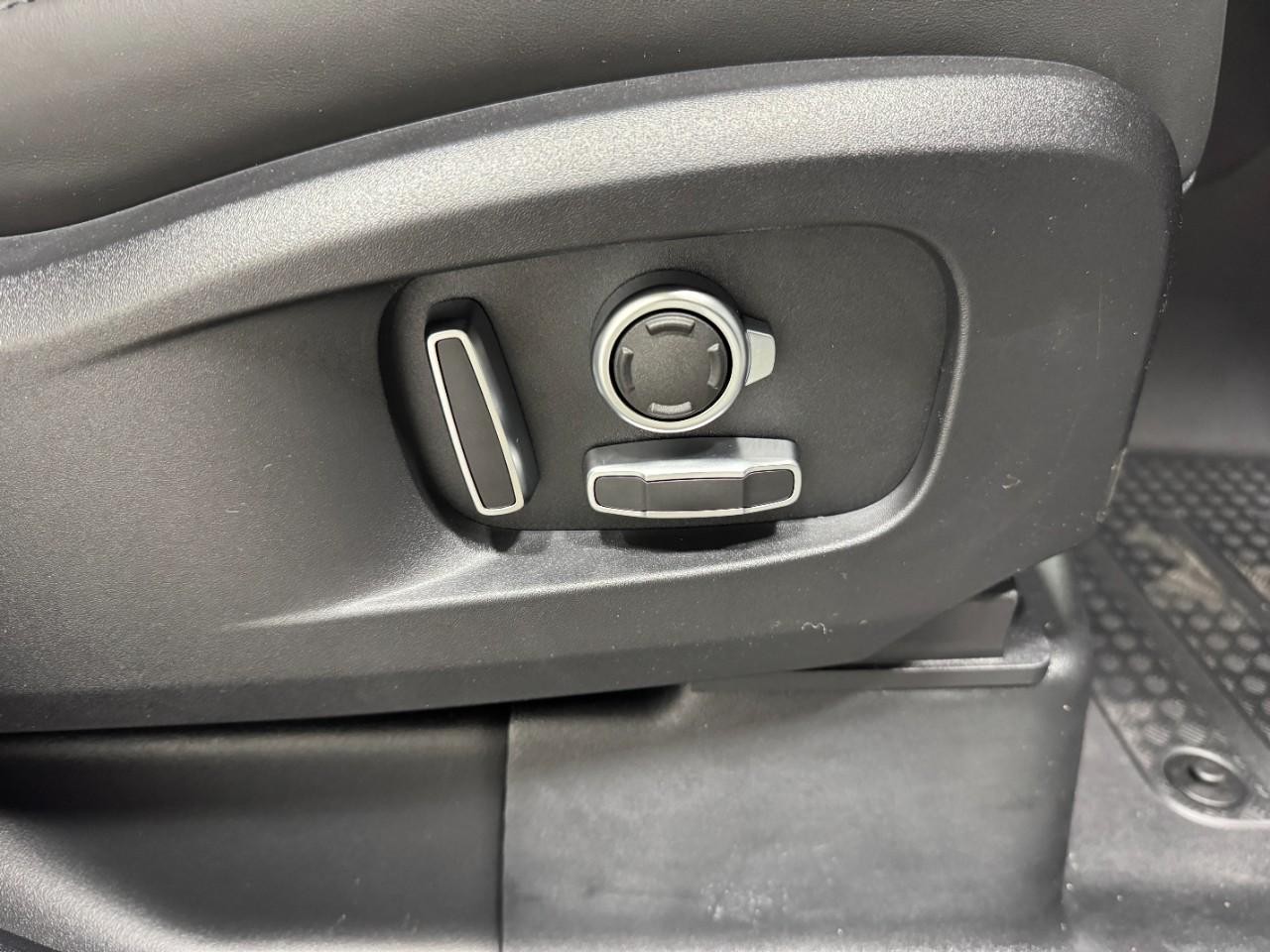 Land Rover Defender Vehicle Full-screen Gallery Image 21