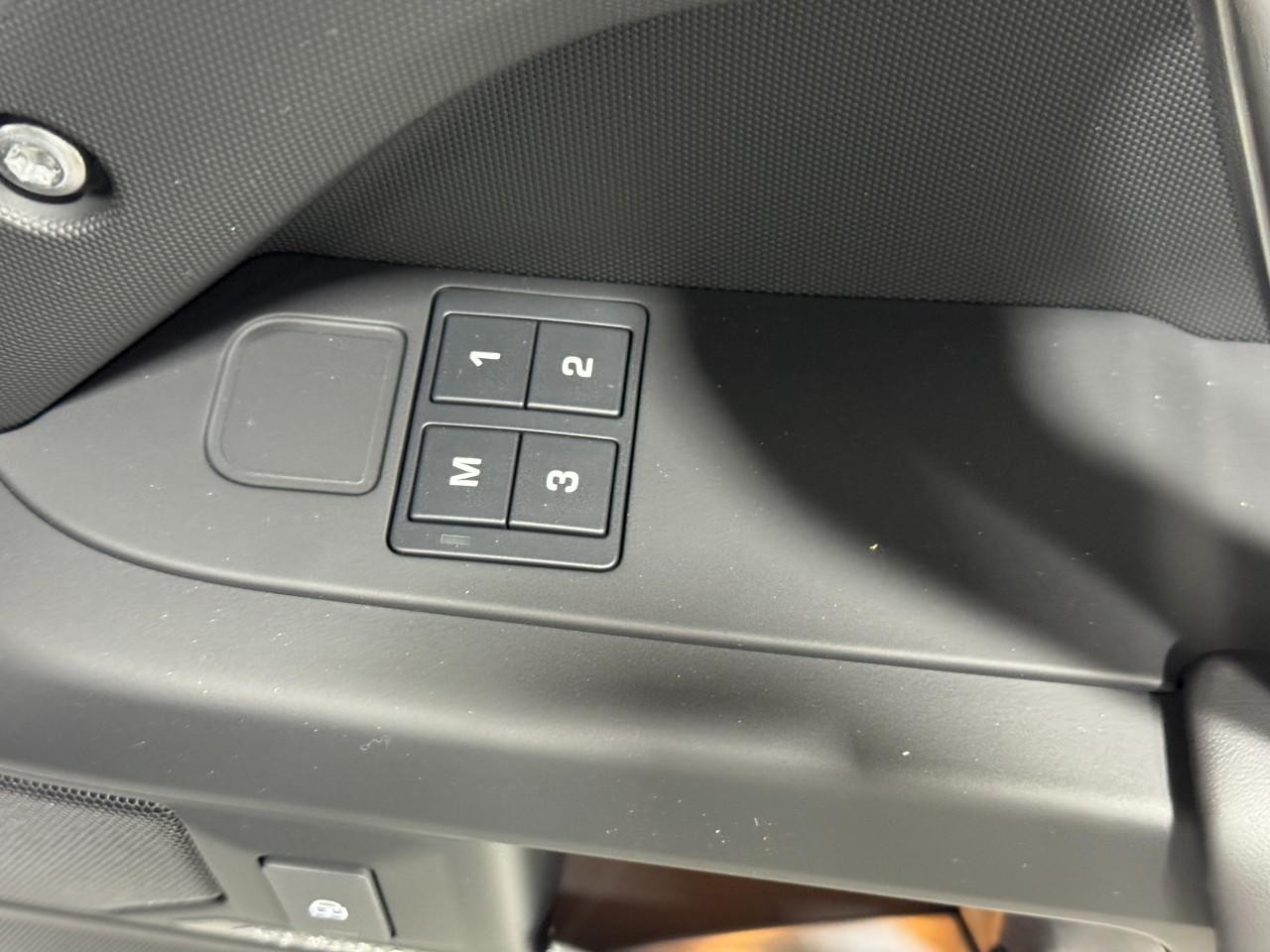 Land Rover Defender Vehicle Full-screen Gallery Image 22