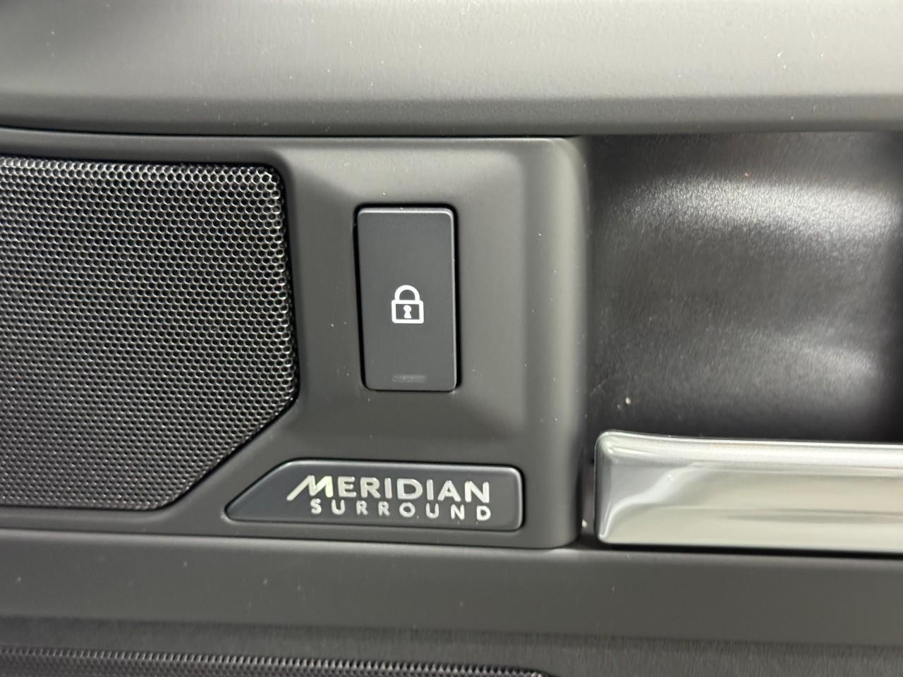 Land Rover Defender Vehicle Full-screen Gallery Image 23