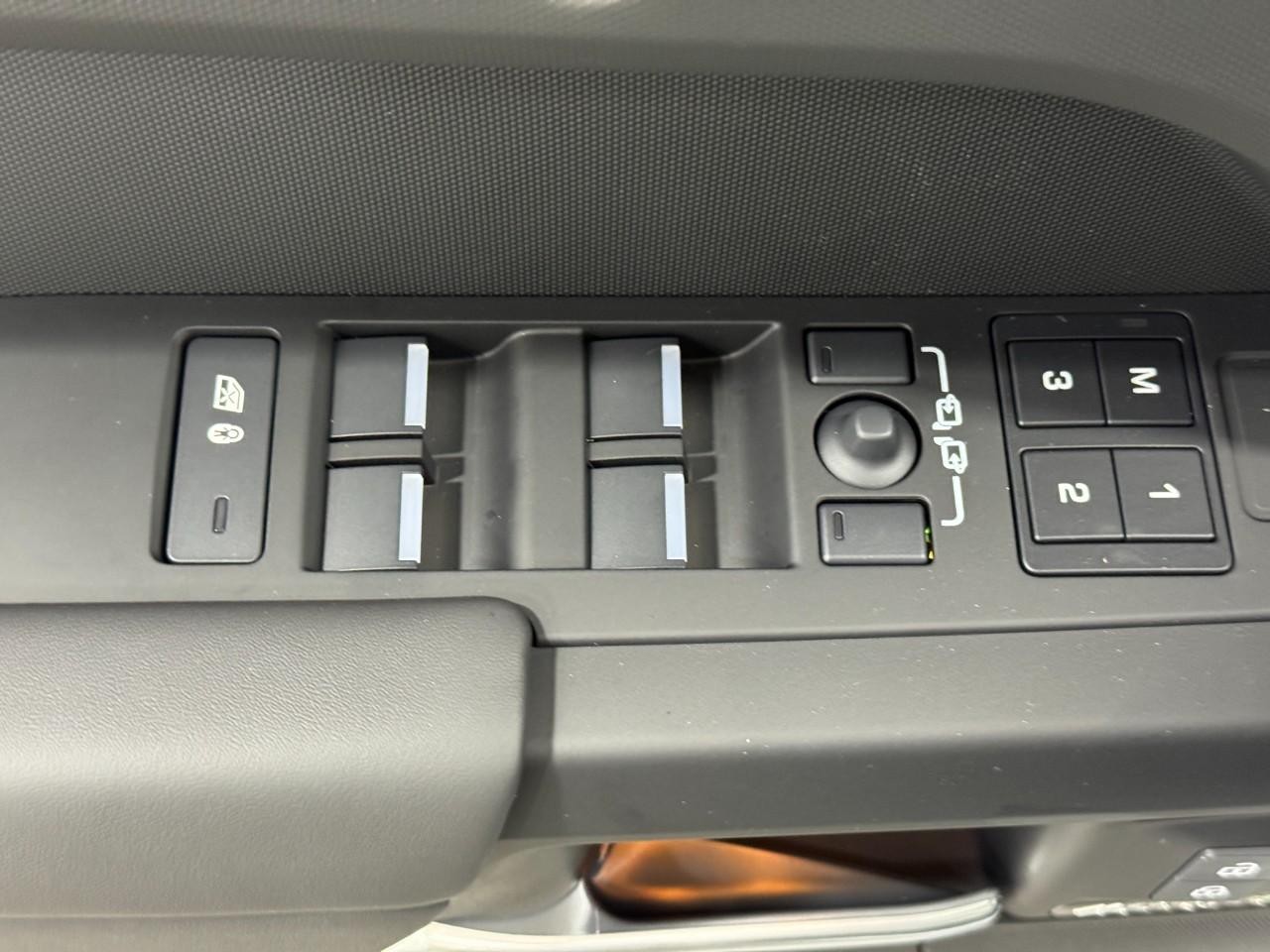 Land Rover Defender Vehicle Full-screen Gallery Image 24