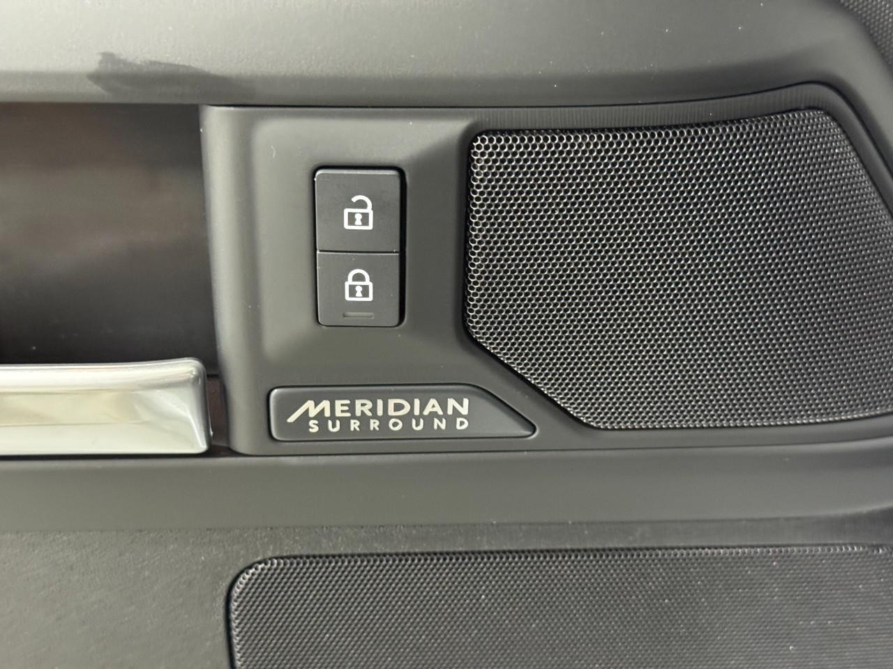 Land Rover Defender Vehicle Full-screen Gallery Image 25