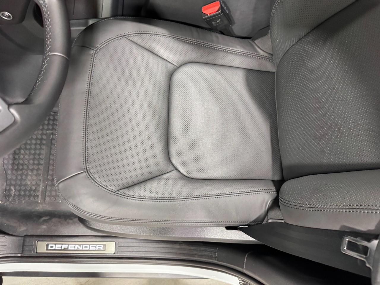 Land Rover Defender Vehicle Full-screen Gallery Image 27