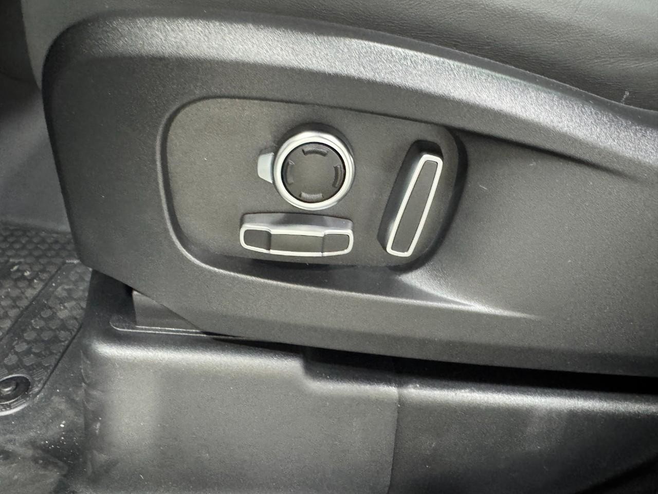 Land Rover Defender Vehicle Full-screen Gallery Image 28