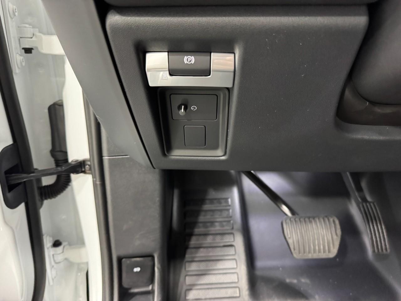 Land Rover Defender Vehicle Full-screen Gallery Image 29