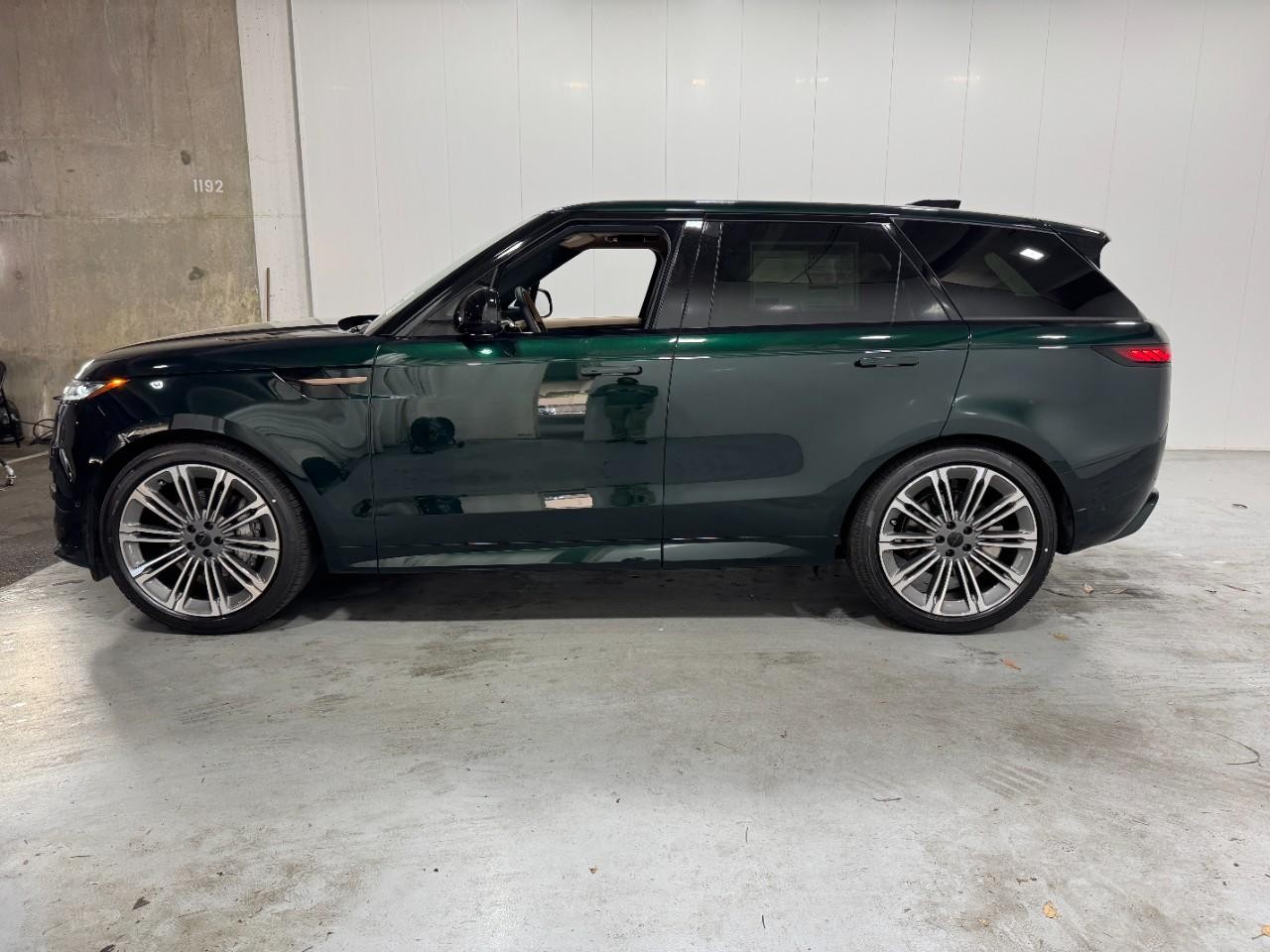 Land Rover Range Rover Sport Vehicle Full-screen Gallery Image 2