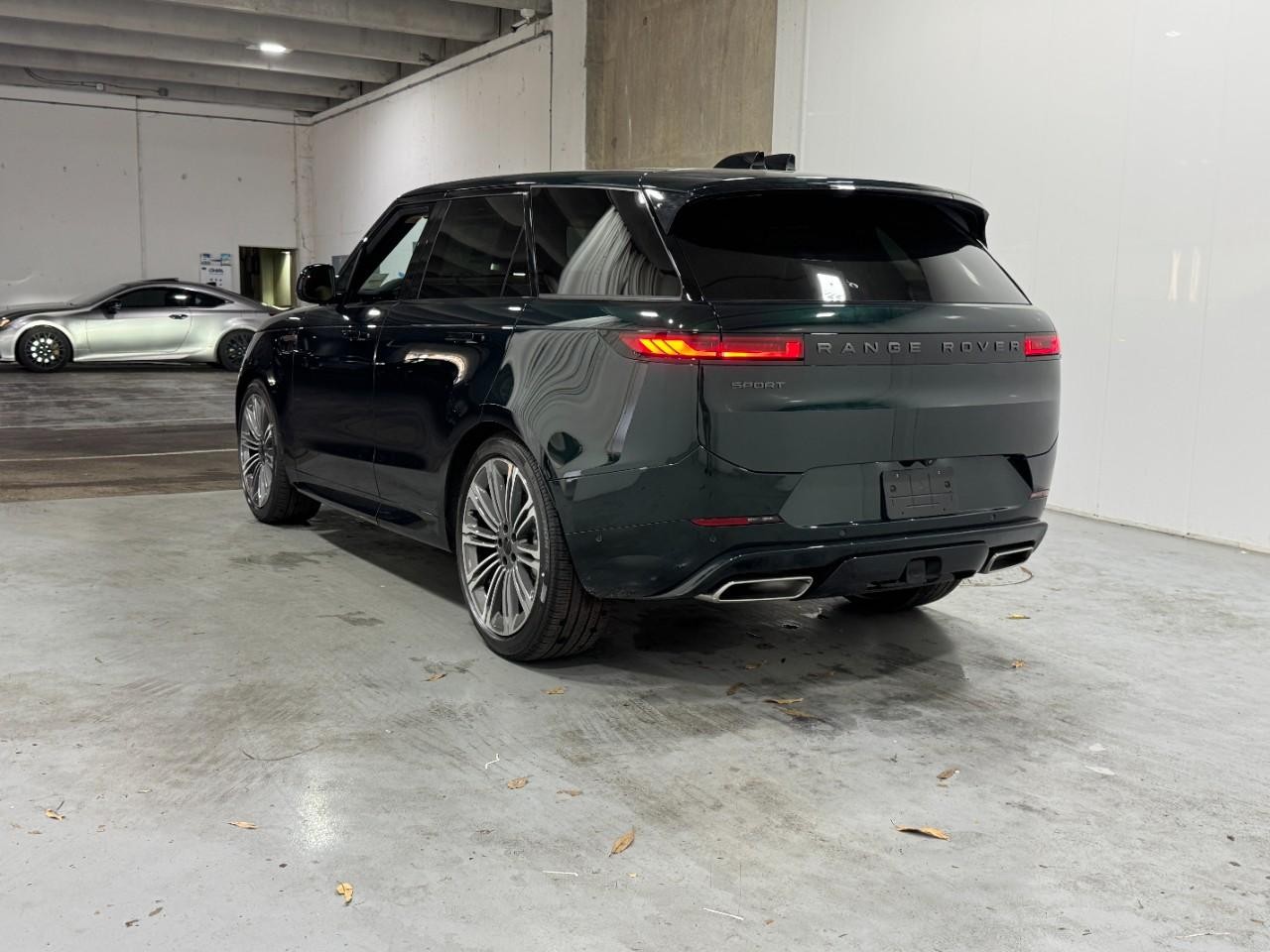 Land Rover Range Rover Sport Vehicle Full-screen Gallery Image 3