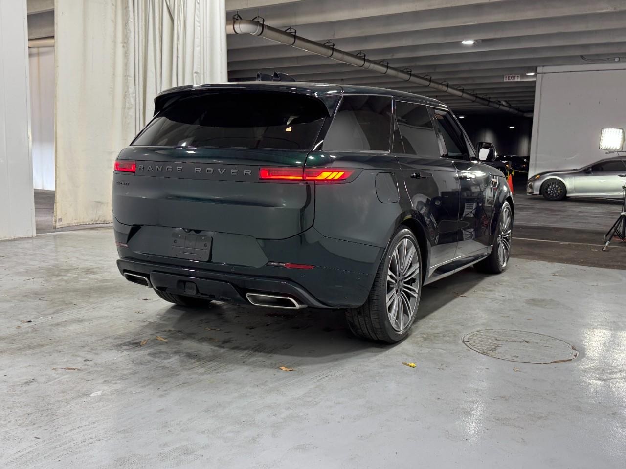 Land Rover Range Rover Sport Vehicle Full-screen Gallery Image 4