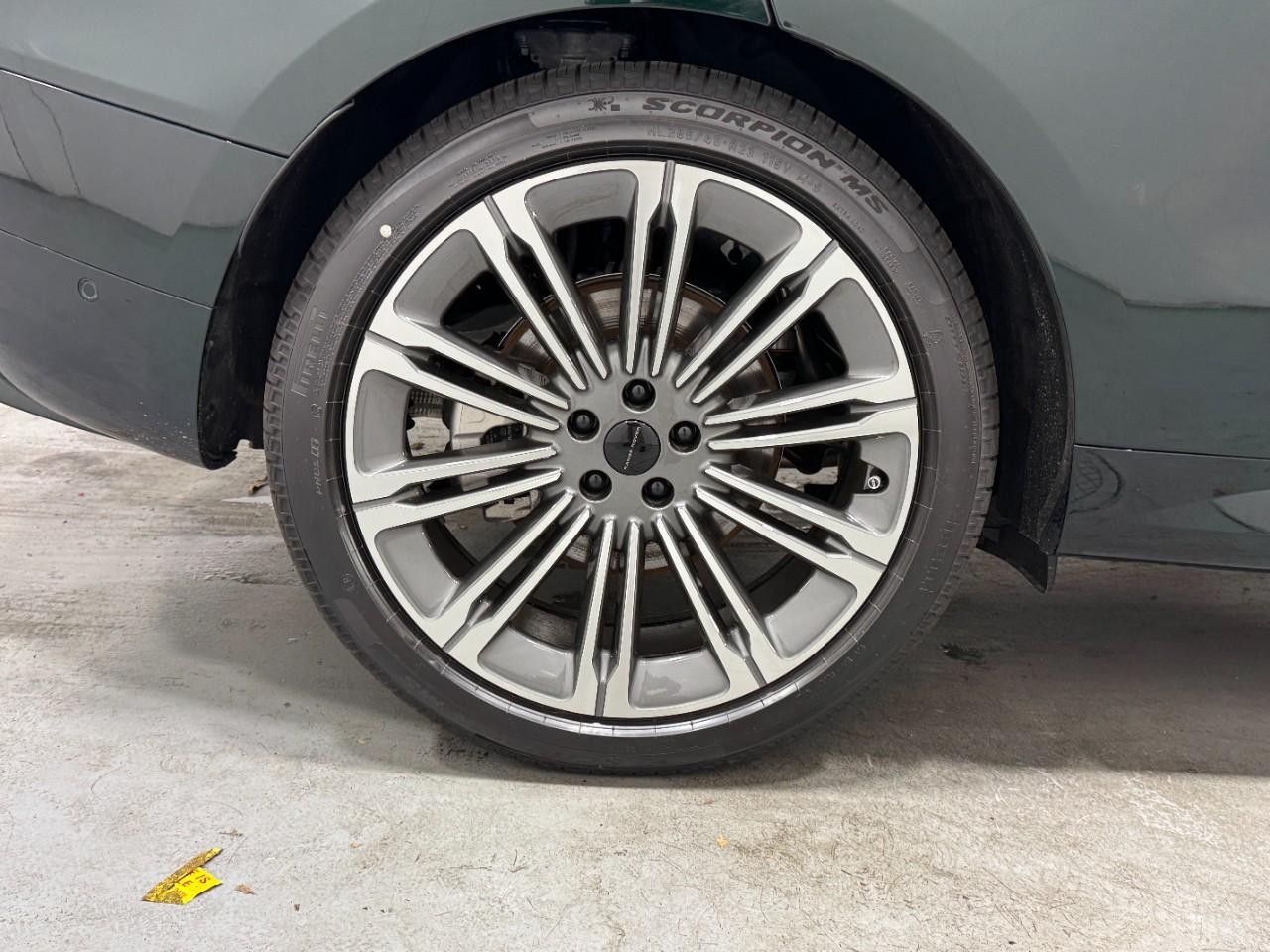 Land Rover Range Rover Sport Vehicle Full-screen Gallery Image 5