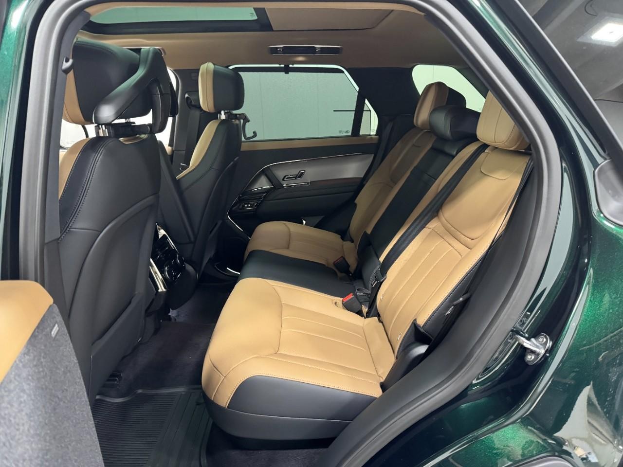 Land Rover Range Rover Sport Vehicle Full-screen Gallery Image 8