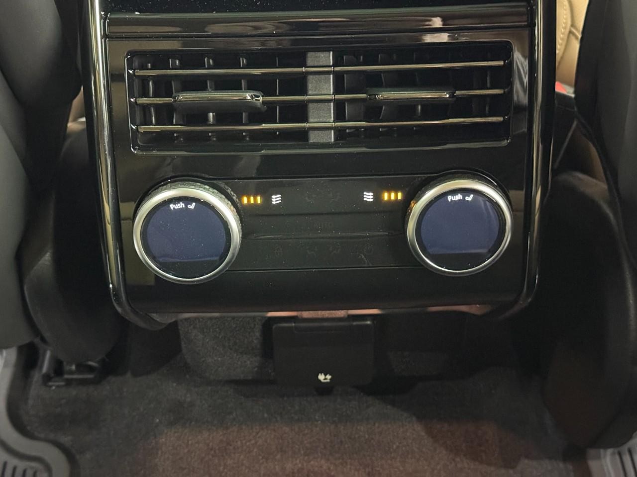 Land Rover Range Rover Sport Vehicle Full-screen Gallery Image 11