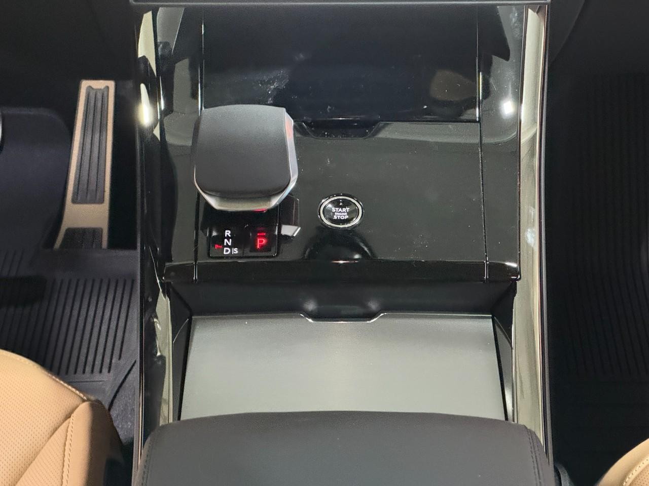 Land Rover Range Rover Sport Vehicle Full-screen Gallery Image 16