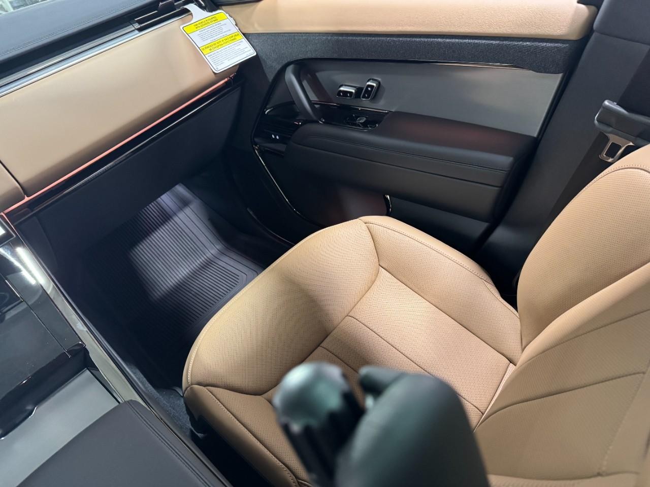 Land Rover Range Rover Sport Vehicle Full-screen Gallery Image 17