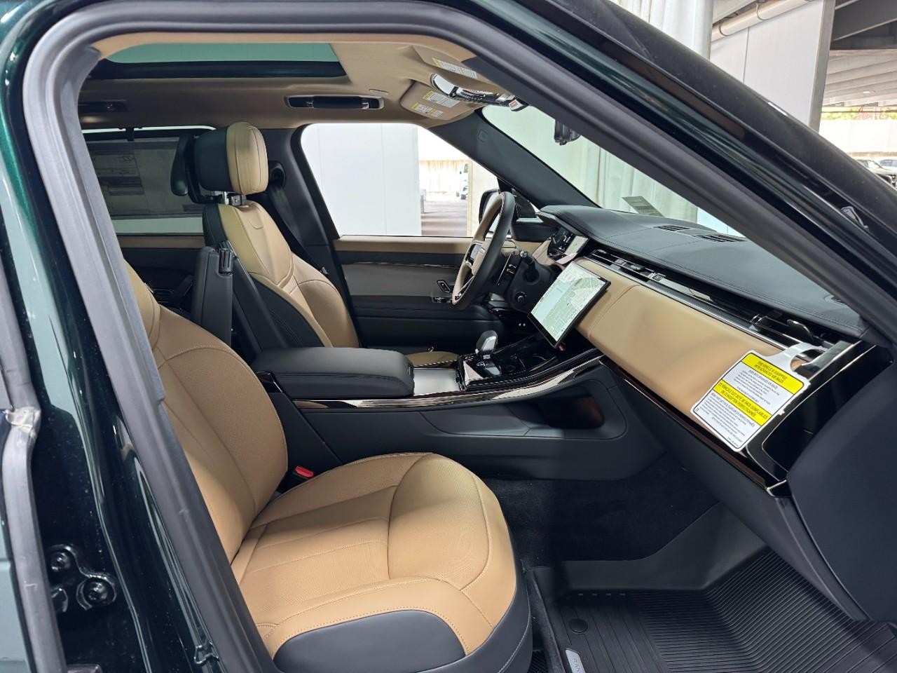 Land Rover Range Rover Sport Vehicle Full-screen Gallery Image 18