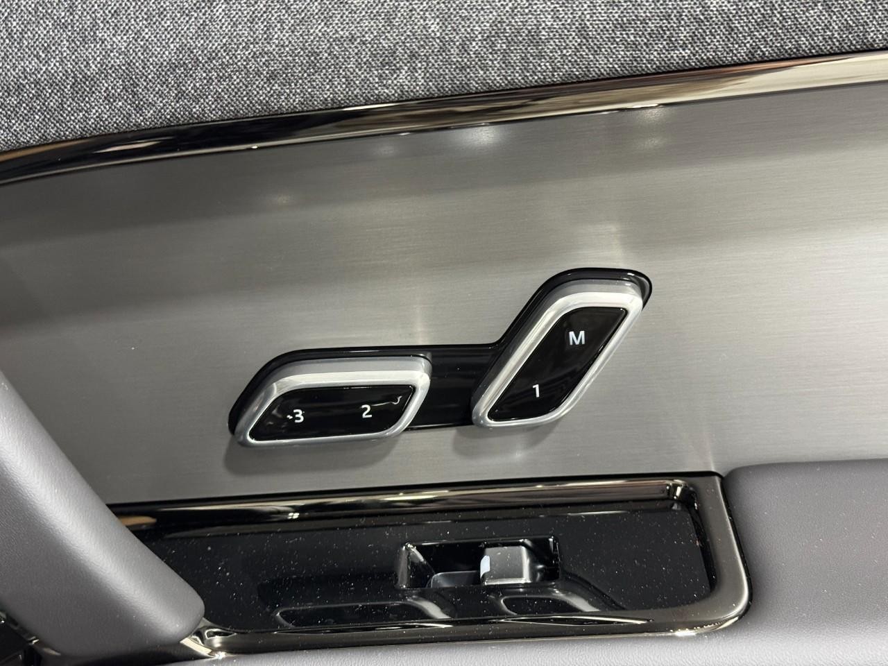 Land Rover Range Rover Sport Vehicle Full-screen Gallery Image 20