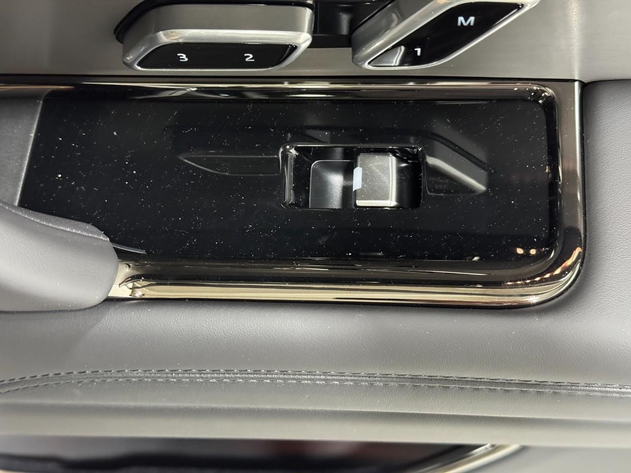 Land Rover Range Rover Sport Vehicle Full-screen Gallery Image 21