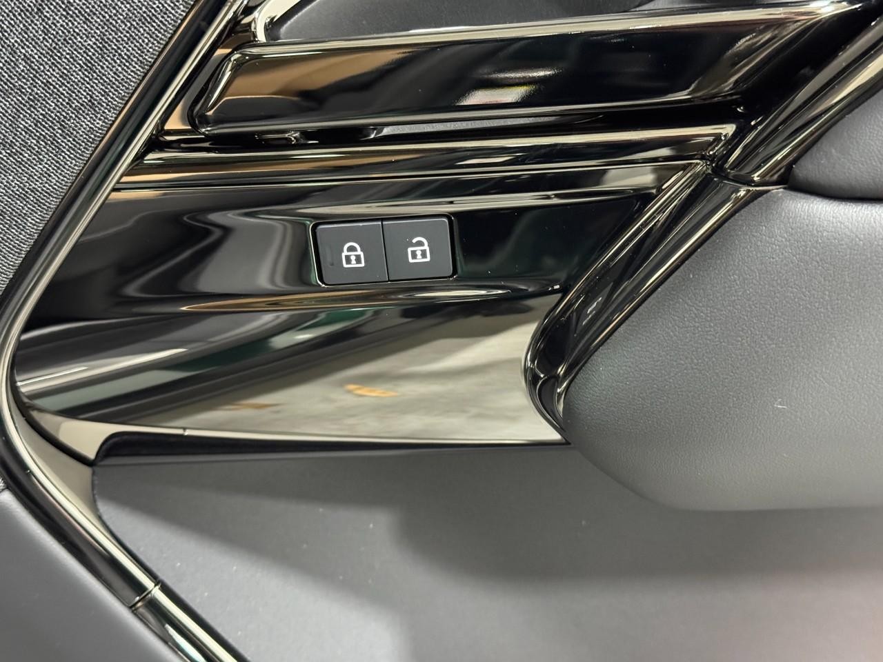 Land Rover Range Rover Sport Vehicle Full-screen Gallery Image 22