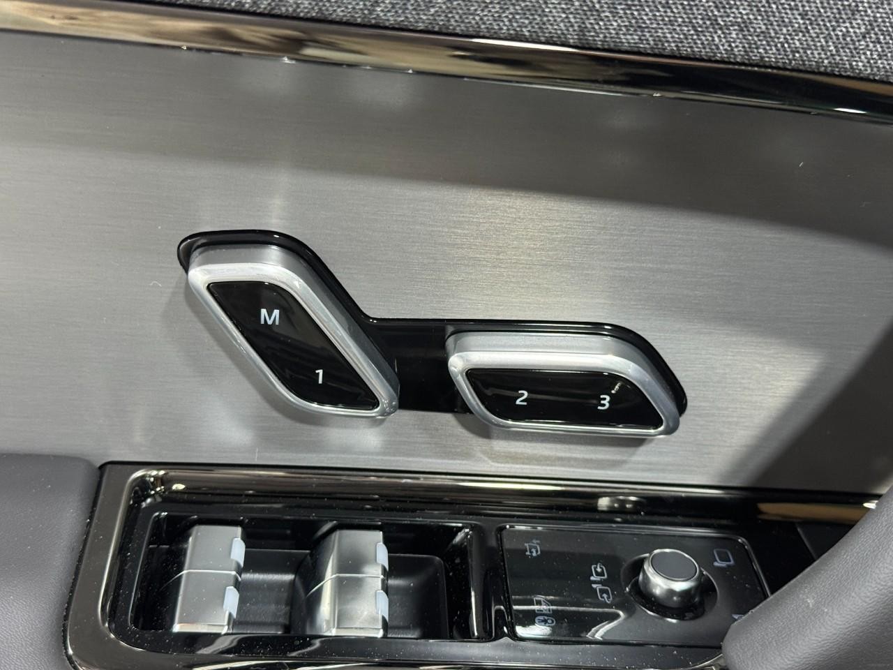 Land Rover Range Rover Sport Vehicle Full-screen Gallery Image 24