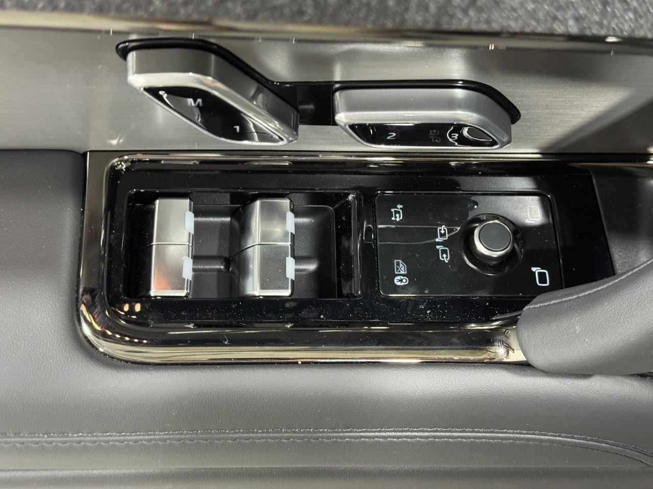 Land Rover Range Rover Sport Vehicle Full-screen Gallery Image 25