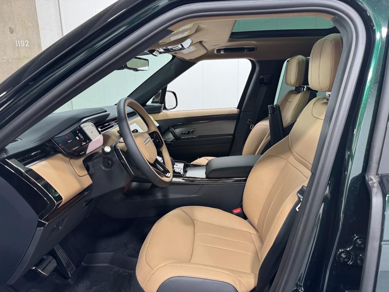 Land Rover Range Rover Sport Vehicle Full-screen Gallery Image 27