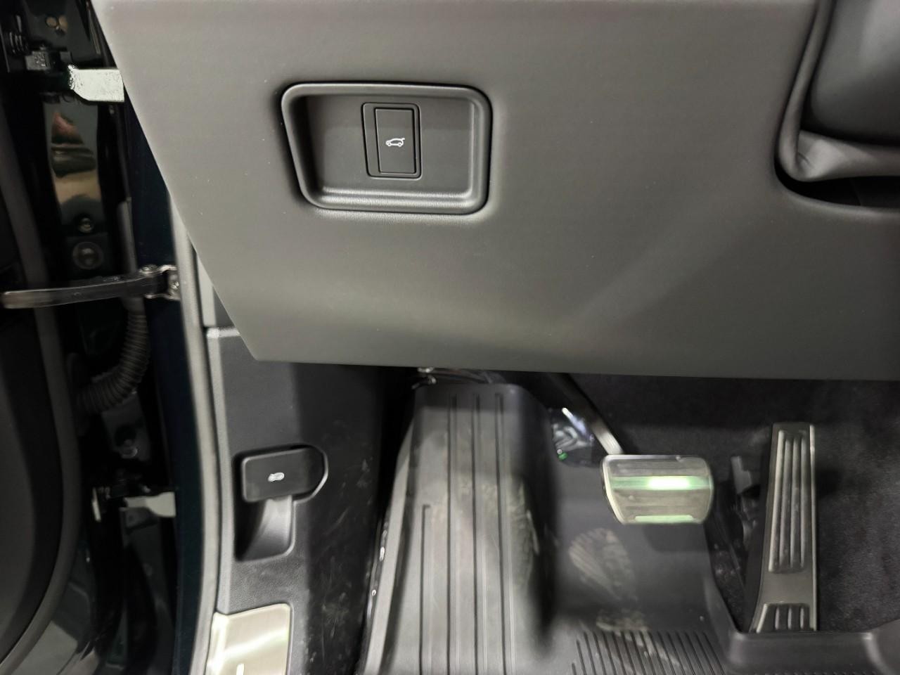 Land Rover Range Rover Sport Vehicle Full-screen Gallery Image 29