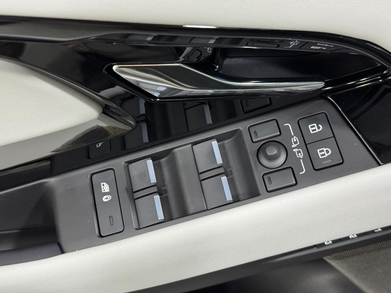 Land Rover Range Rover Evoque Vehicle Full-screen Gallery Image 23