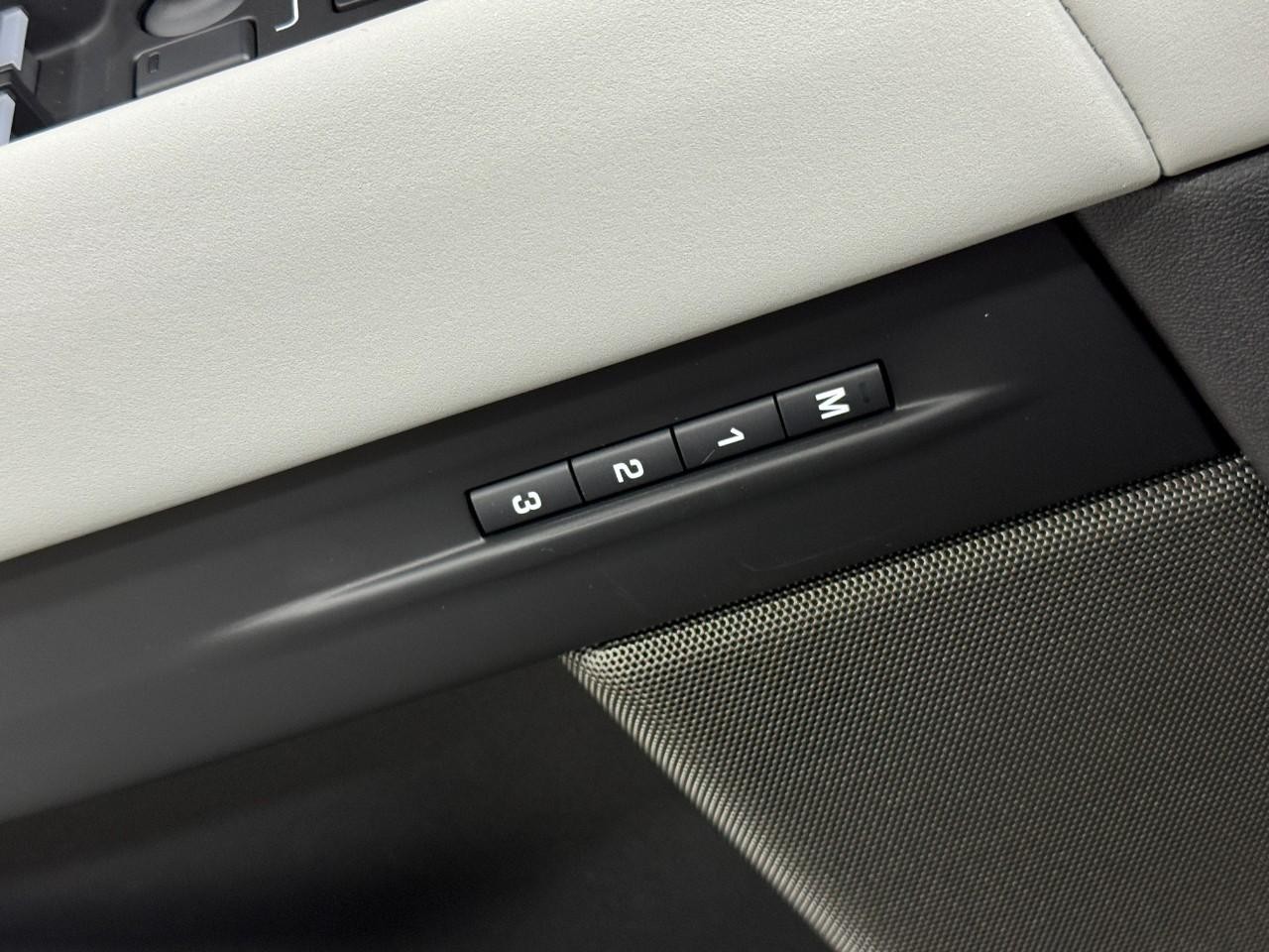 Land Rover Range Rover Evoque Vehicle Full-screen Gallery Image 24