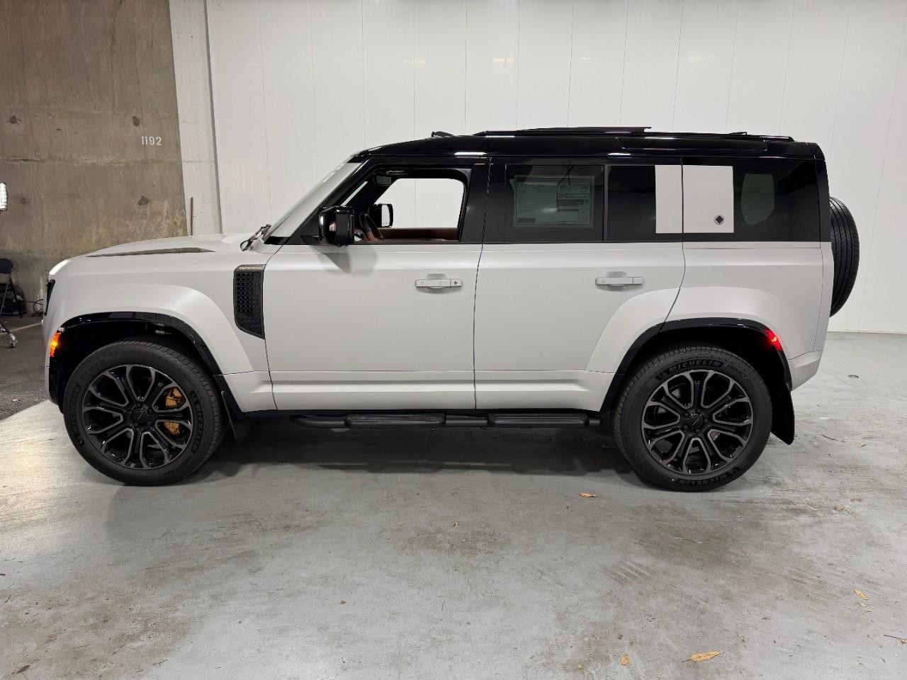 Land Rover Defender Vehicle Full-screen Gallery Image 2