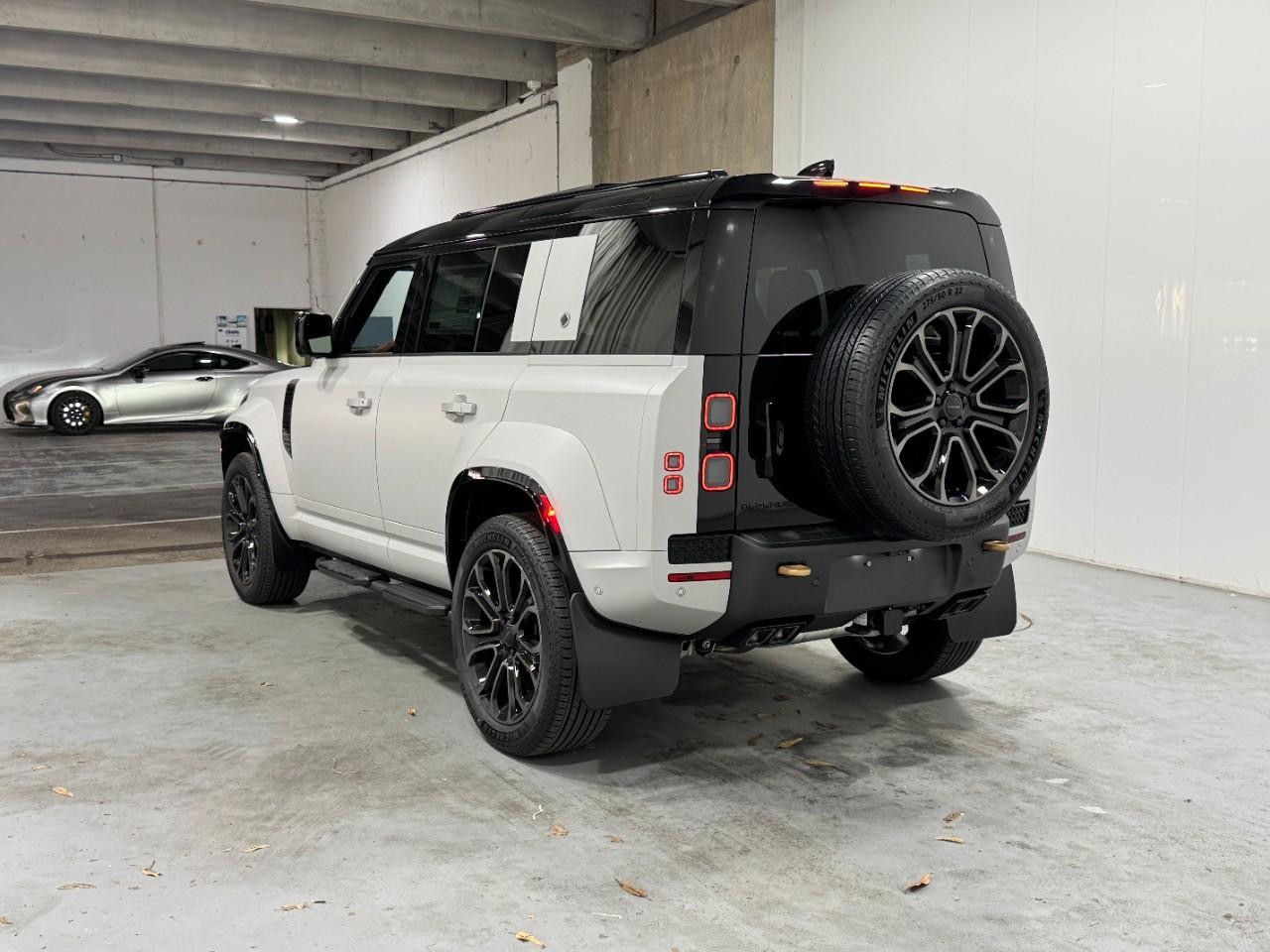 Land Rover Defender Vehicle Full-screen Gallery Image 3