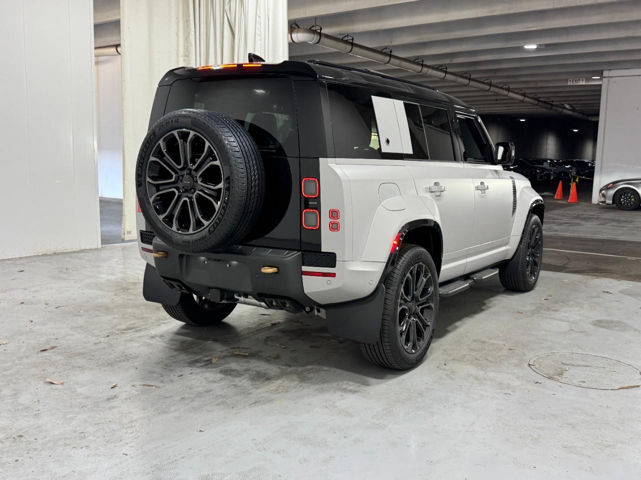 Land Rover Defender Vehicle Full-screen Gallery Image 4