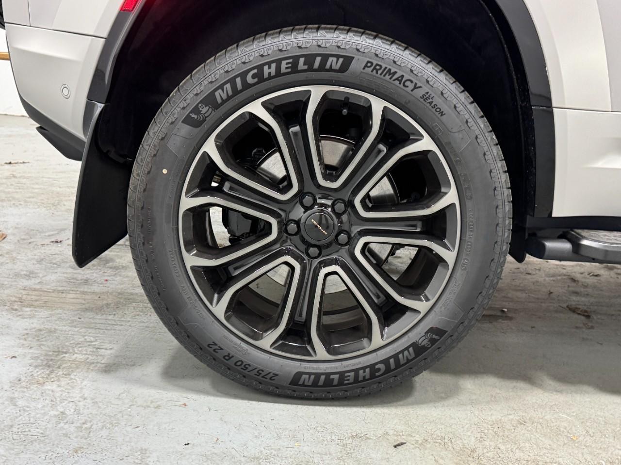 Land Rover Defender Vehicle Full-screen Gallery Image 5