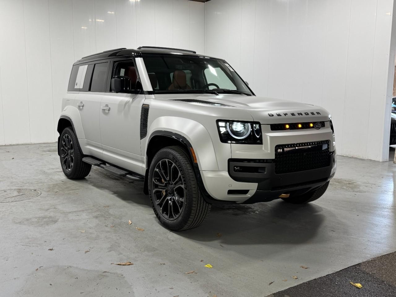 Land Rover Defender Vehicle Full-screen Gallery Image 6