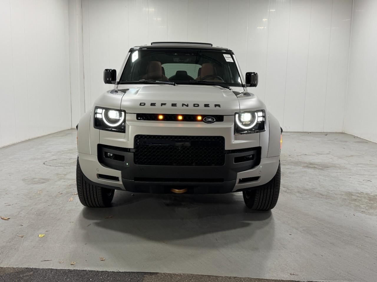 Land Rover Defender Vehicle Full-screen Gallery Image 7