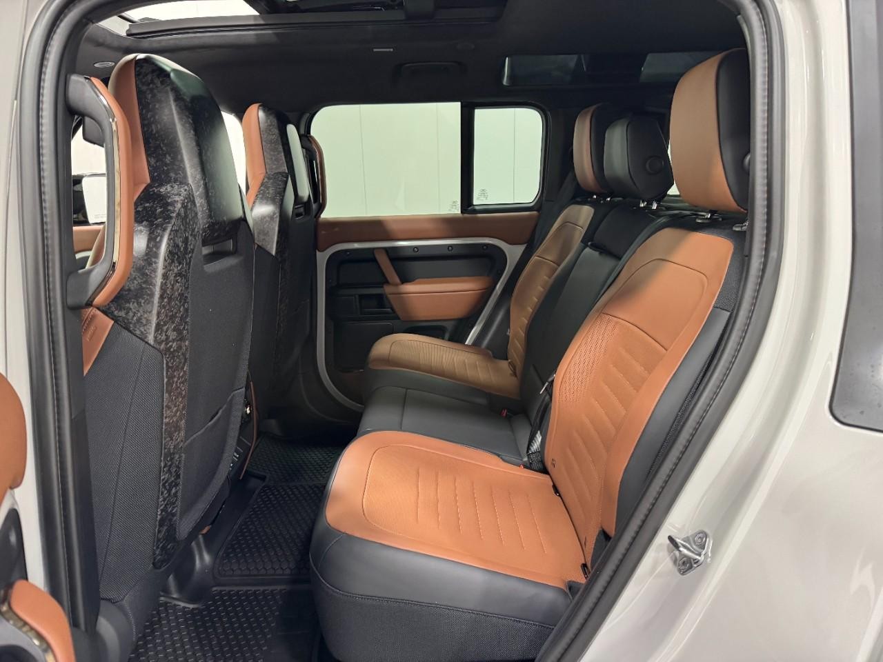 Land Rover Defender Vehicle Full-screen Gallery Image 8