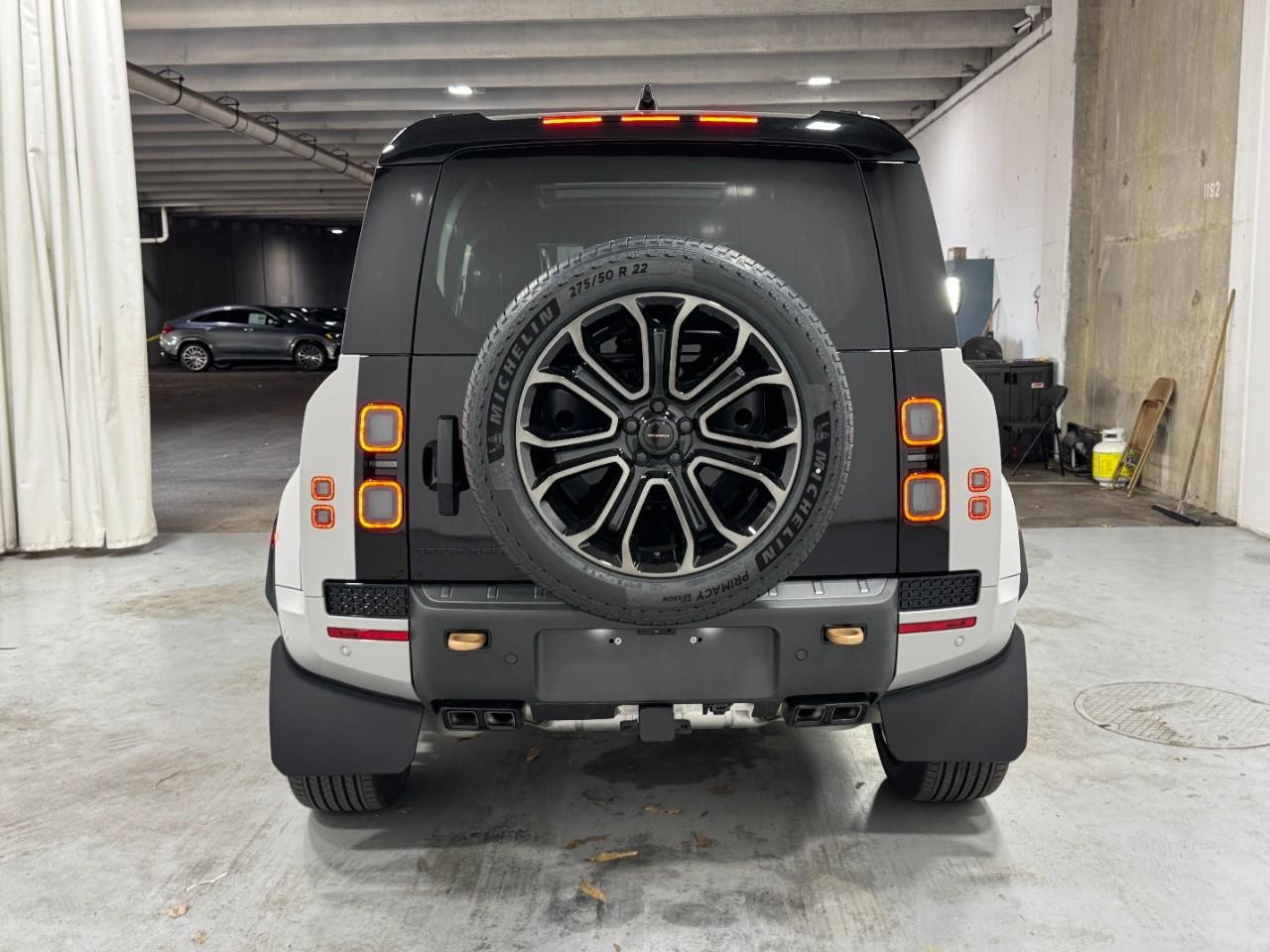 Land Rover Defender Vehicle Full-screen Gallery Image 9