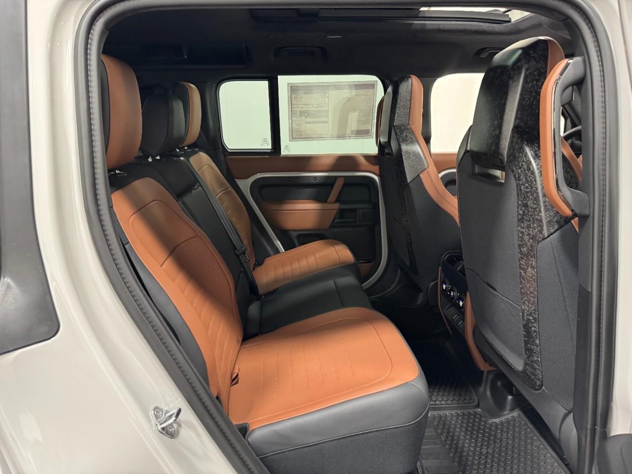 Land Rover Defender Vehicle Full-screen Gallery Image 10