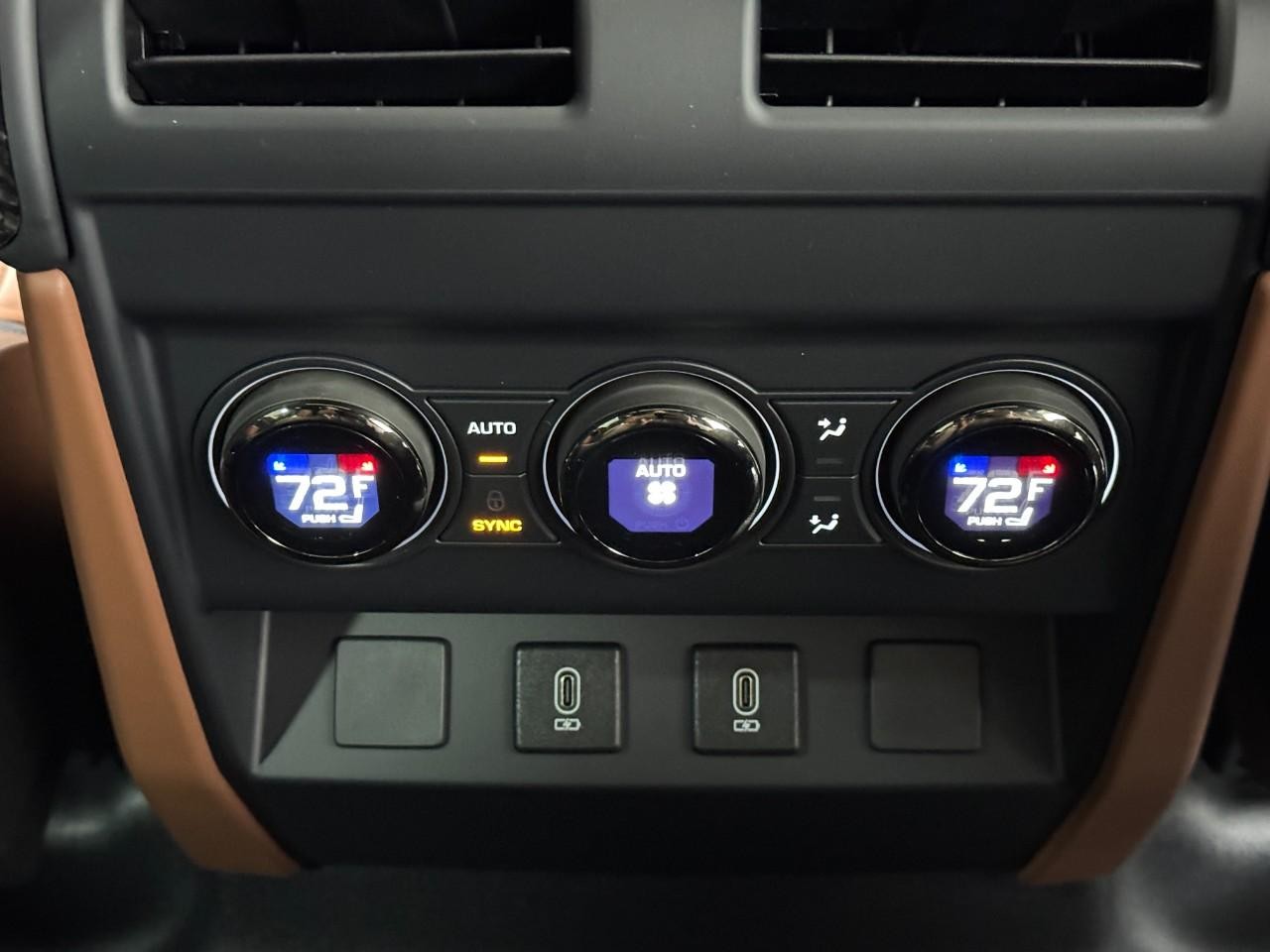 Land Rover Defender Vehicle Full-screen Gallery Image 11