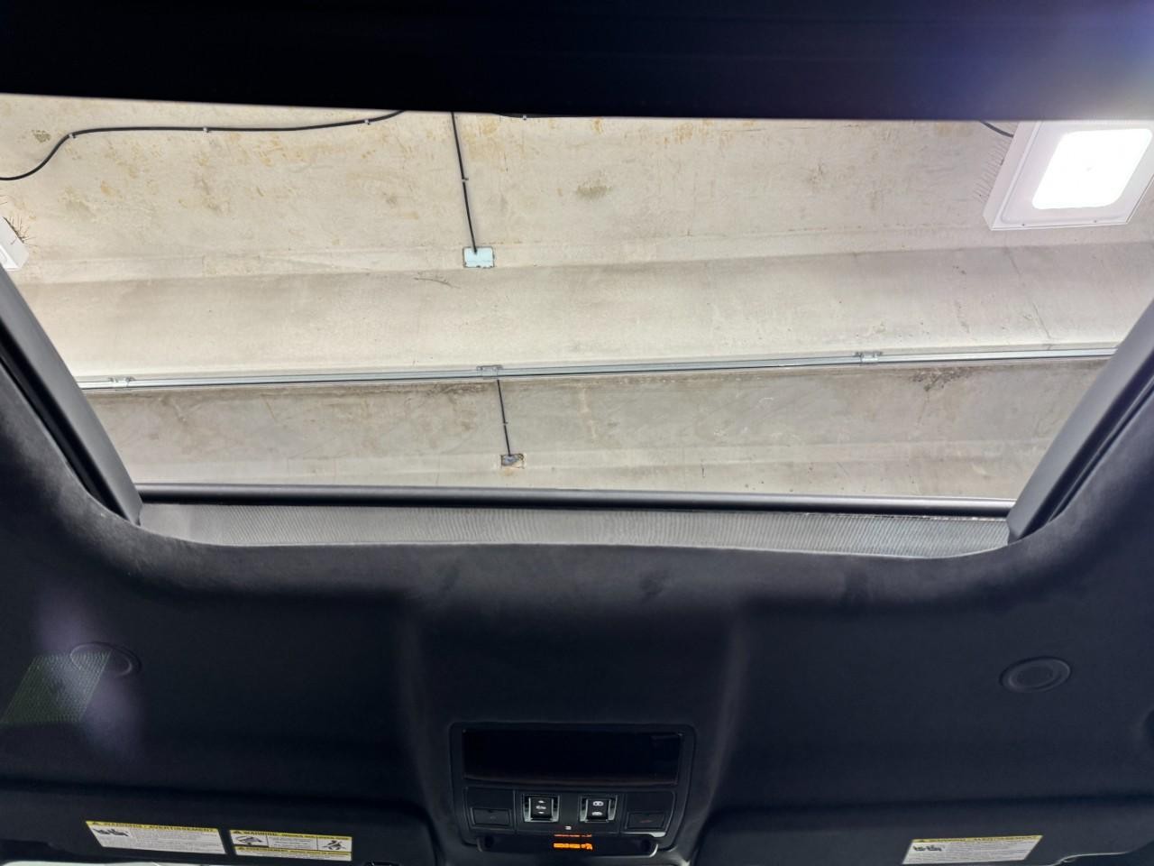 Land Rover Defender Vehicle Full-screen Gallery Image 12