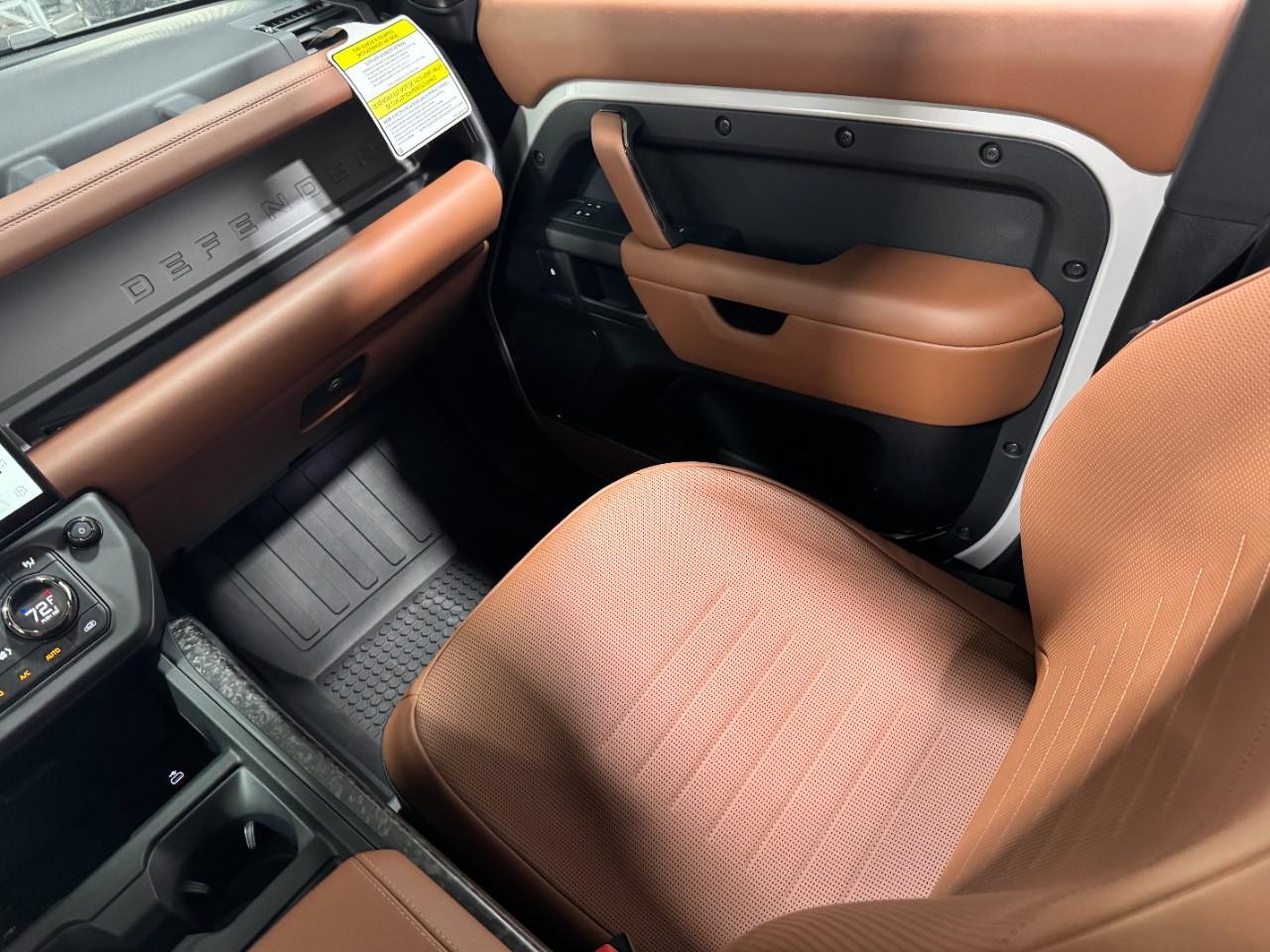 Land Rover Defender Vehicle Full-screen Gallery Image 18