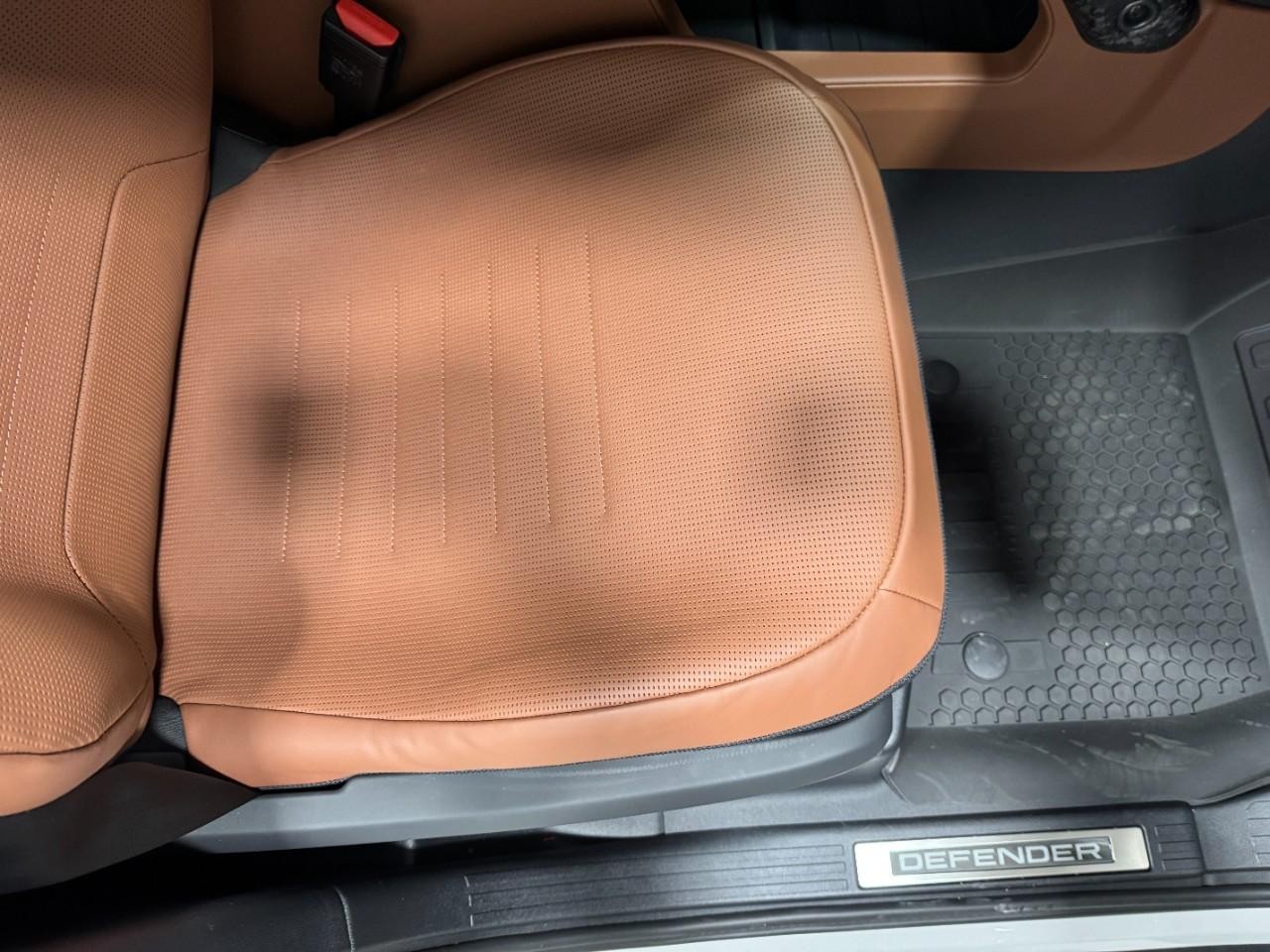 Land Rover Defender Vehicle Full-screen Gallery Image 20