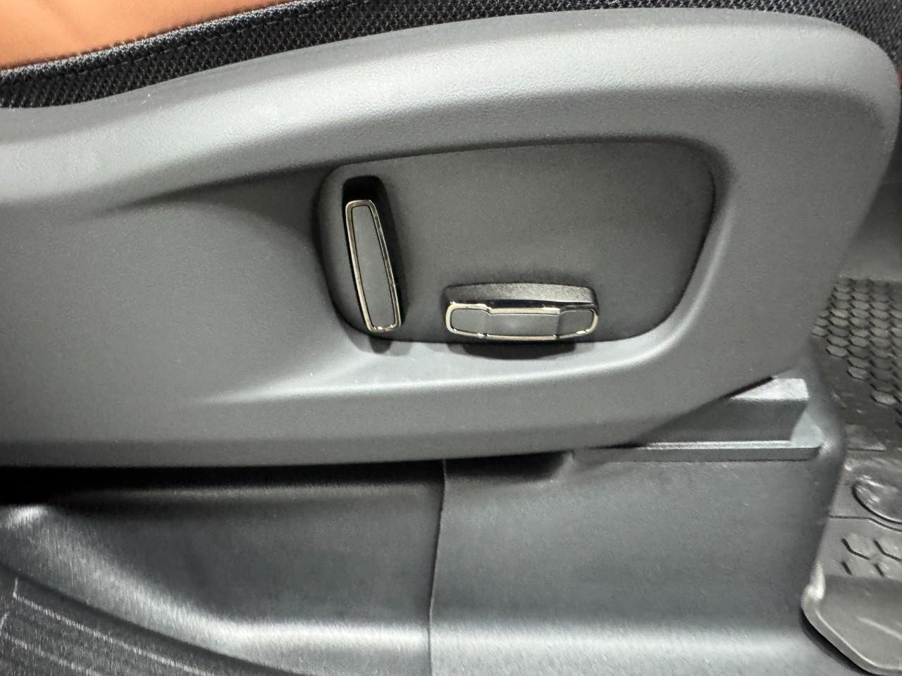 Land Rover Defender Vehicle Full-screen Gallery Image 21