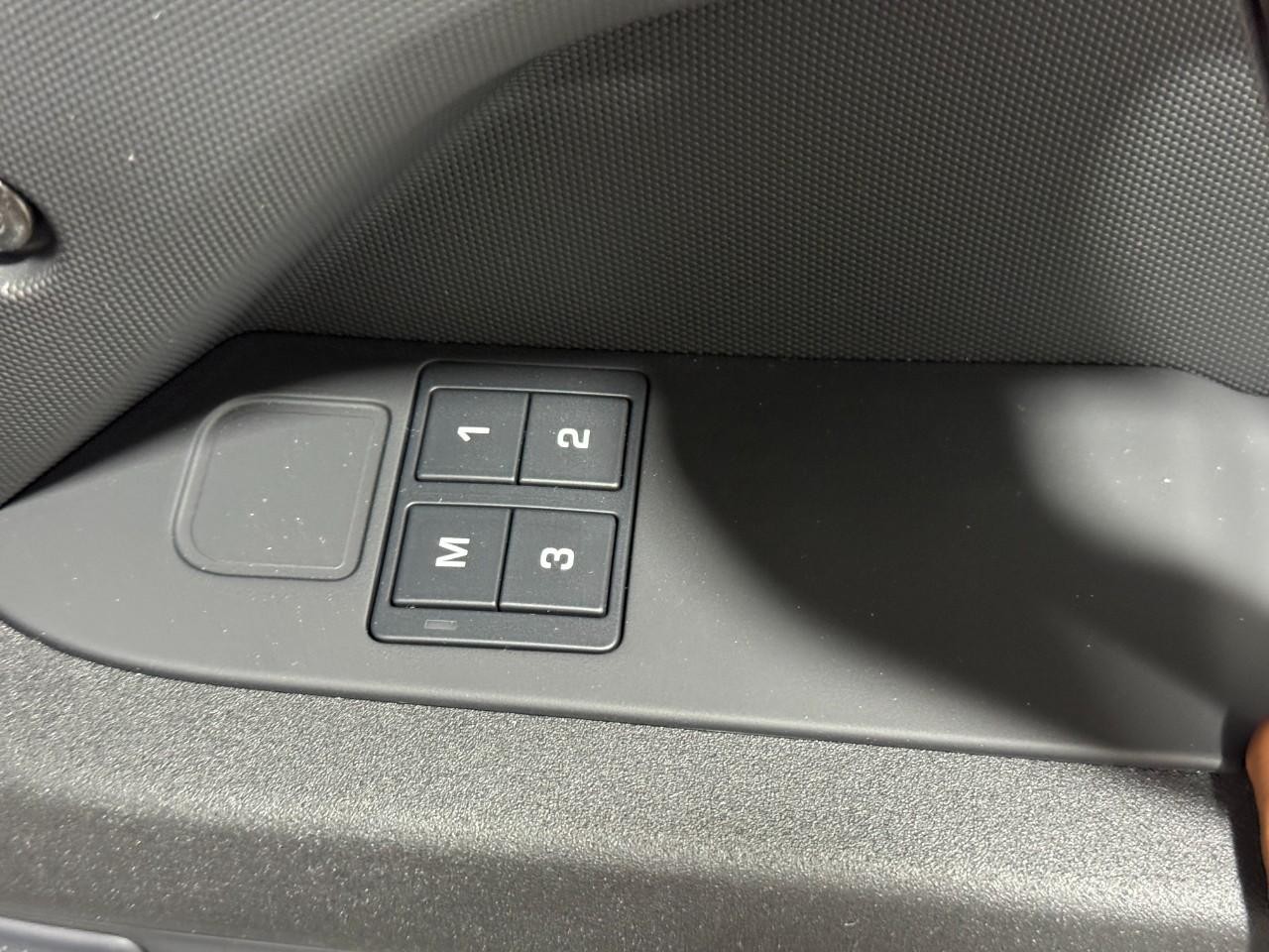 Land Rover Defender Vehicle Full-screen Gallery Image 22