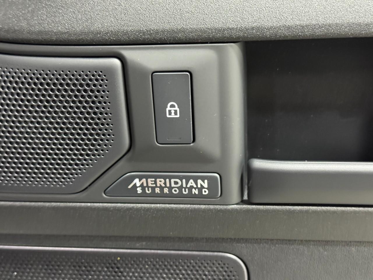 Land Rover Defender Vehicle Full-screen Gallery Image 23