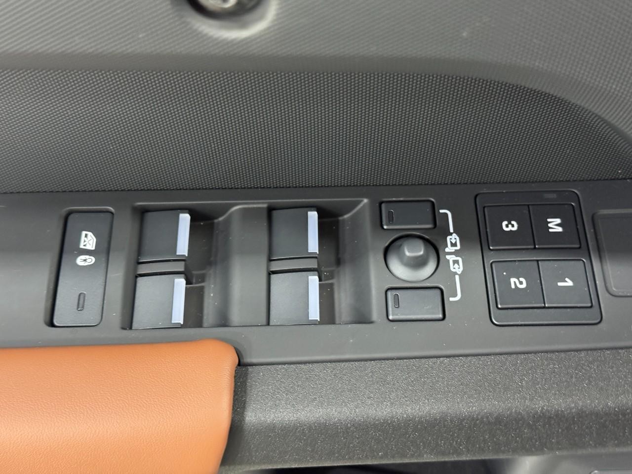 Land Rover Defender Vehicle Full-screen Gallery Image 24