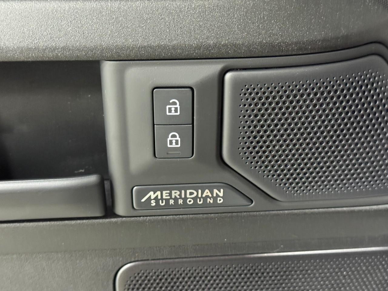 Land Rover Defender Vehicle Full-screen Gallery Image 25