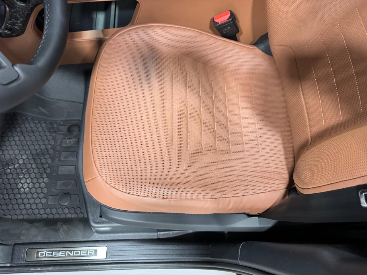 Land Rover Defender Vehicle Full-screen Gallery Image 27