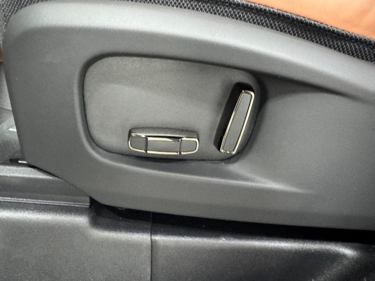 Land Rover Defender Vehicle Full-screen Gallery Image 28