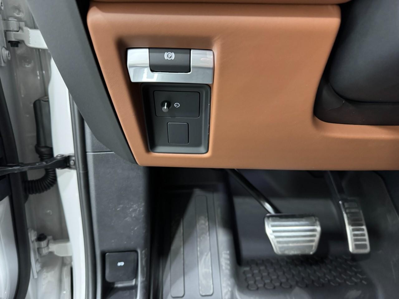 Land Rover Defender Vehicle Full-screen Gallery Image 29