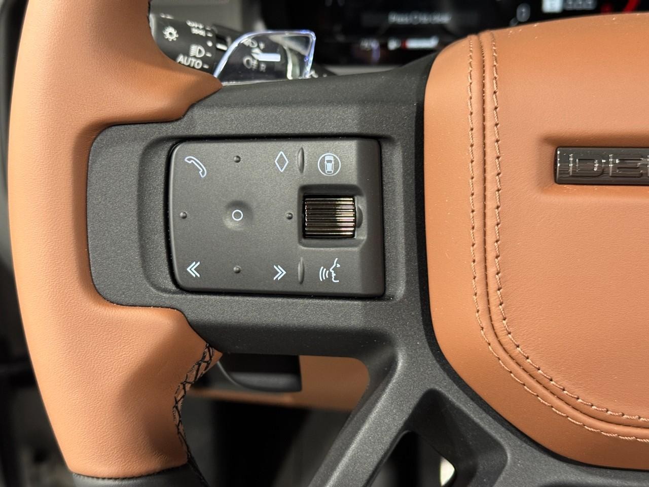 Land Rover Defender Vehicle Full-screen Gallery Image 30