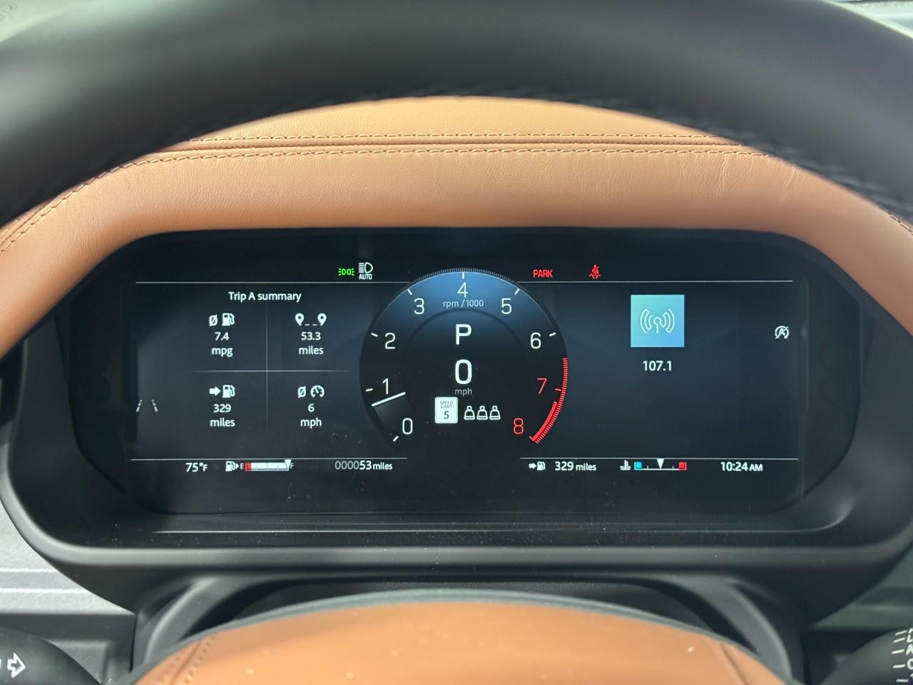 Land Rover Defender Vehicle Full-screen Gallery Image 32