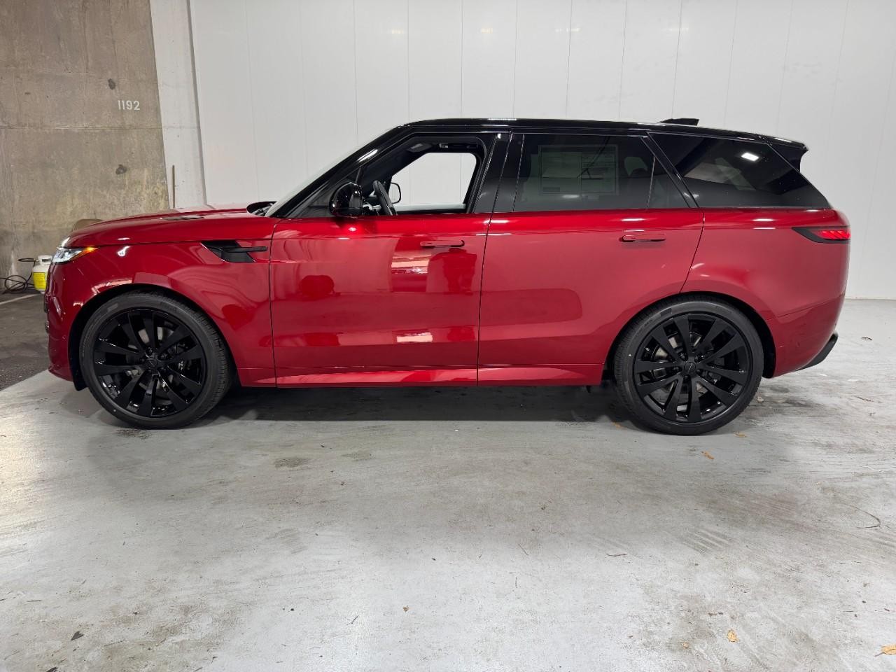 Land Rover Range Rover Sport Vehicle Full-screen Gallery Image 2